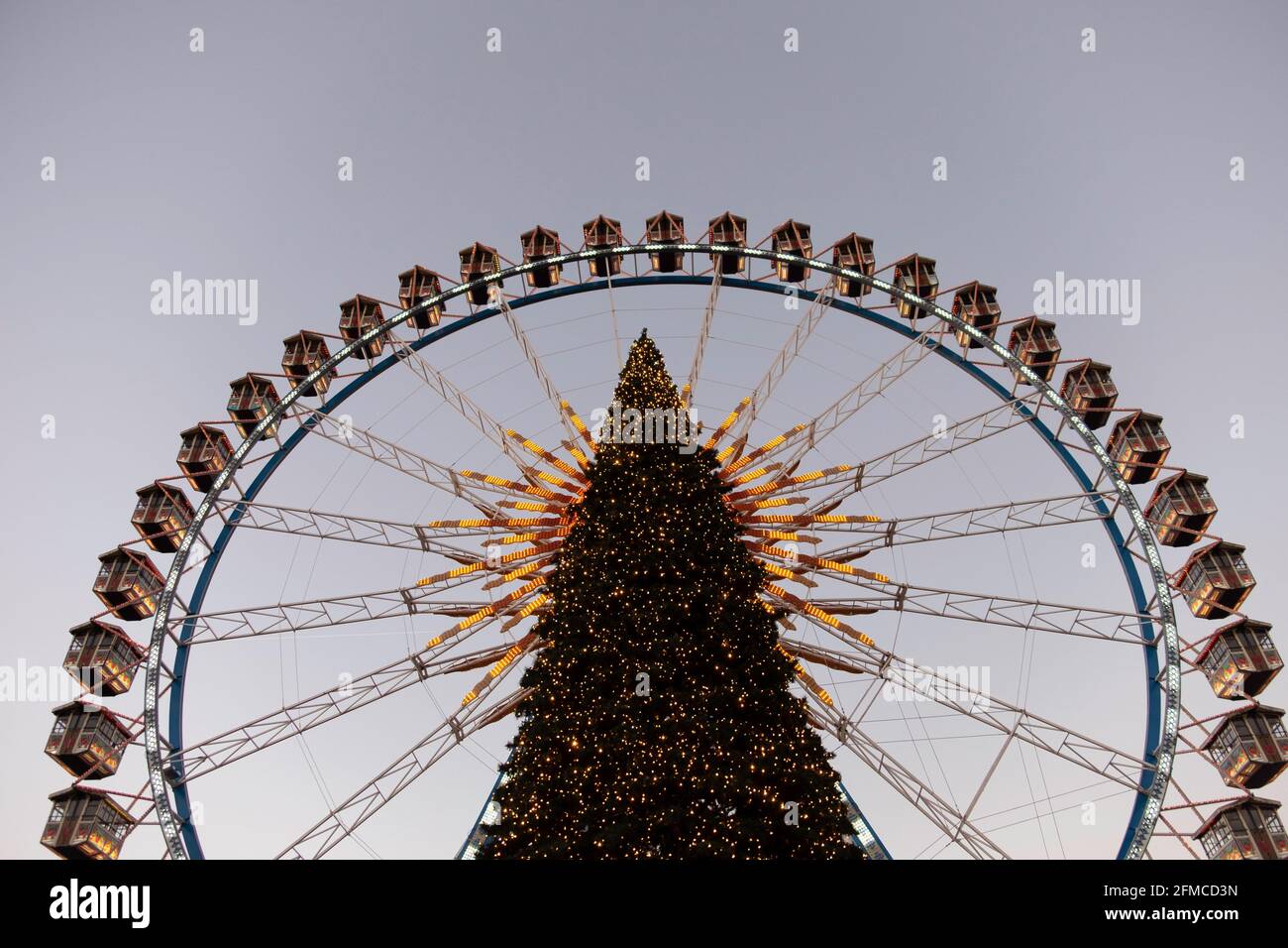 Ferris Wheel & Market stals au marché allemand de Noël près de l'hôtel de ville rouge, Mitte, Berlin Banque D'Images