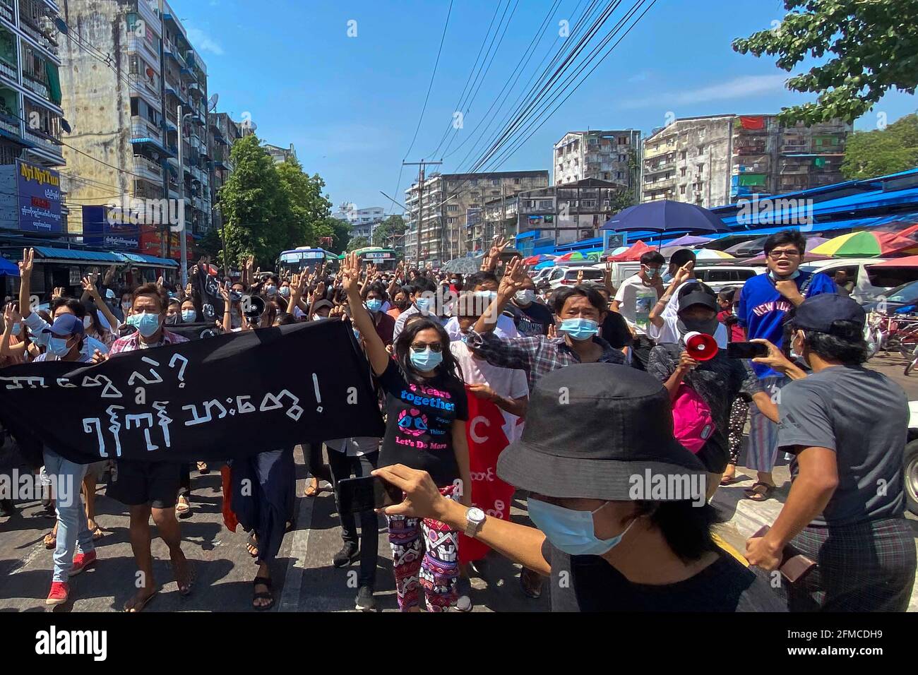 Yangon, Myanmar. 07e mai 2021. Les manifestants défilent dans les rues tout en se saluant à trois doigts lors d'un rassemblement éclair.l'armée du Myanmar a détenu le conseiller d'État du Myanmar Aung San Suu Kyi le 01 février, 2021 et a déclaré l'état d'urgence tout en prenant le pouvoir dans le pays pendant un an après avoir perdu l'élection contre la Ligue nationale pour la démocratie (NLD). (Photo par Santosh KRL/SOPA Images/Sipa USA) Credit: SIPA USA/Alay Live News Banque D'Images