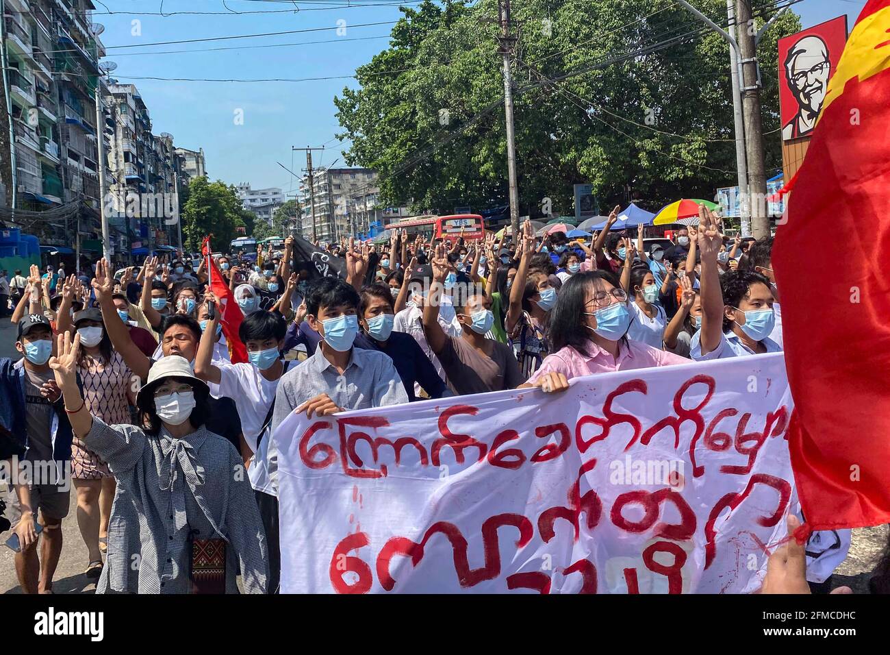 Yangon, Myanmar. 07e mai 2021. Les manifestants défilent dans les rues tout en se saluant à trois doigts lors d'un rassemblement éclair.l'armée du Myanmar a détenu le conseiller d'État du Myanmar Aung San Suu Kyi le 01 février, 2021 et a déclaré l'état d'urgence tout en prenant le pouvoir dans le pays pendant un an après avoir perdu l'élection contre la Ligue nationale pour la démocratie (NLD). (Photo par Santosh KRL/SOPA Images/Sipa USA) Credit: SIPA USA/Alay Live News Banque D'Images