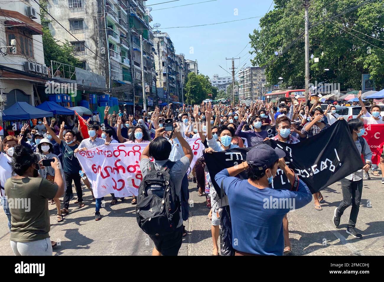 Yangon, Myanmar. 07e mai 2021. Les manifestants défilent dans les rues tout en se saluant à trois doigts lors d'un rassemblement éclair.l'armée du Myanmar a détenu le conseiller d'État du Myanmar Aung San Suu Kyi le 01 février, 2021 et a déclaré l'état d'urgence tout en prenant le pouvoir dans le pays pendant un an après avoir perdu l'élection contre la Ligue nationale pour la démocratie (NLD). (Photo par Santosh KRL/SOPA Images/Sipa USA) Credit: SIPA USA/Alay Live News Banque D'Images