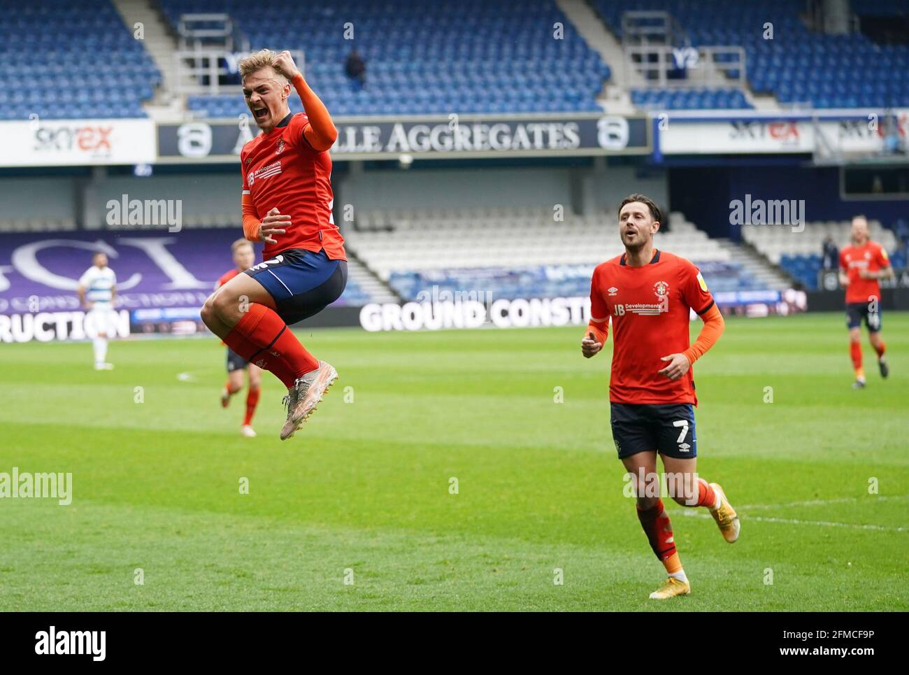 Le Kiernan Dewsbury Hall De Luton Town C l bre Le Premier But De Son le-kiernan-dewsbury-hall-de-luton-town-c-l-bre-le-premier-but-de-son