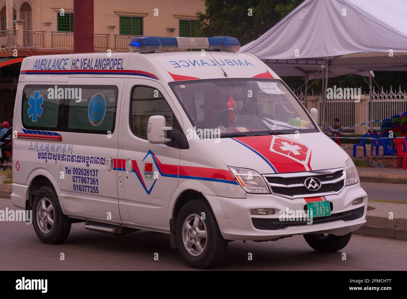 Phnom Penh, Cambodge. Le 8 mai 2021. Après 3 semaines de confinement total de la ville, le gouvernement a divisé Phnom Penh en 3 zones de couleur (rouge, orange et jaune) en raison de l'augmentation continue de la COVID. Ici, une explosion accélère la route menant un patient coronavirus à l'hôpital le plus proche. Credit: Kraig Lieb / Alamy Live News Banque D'Images