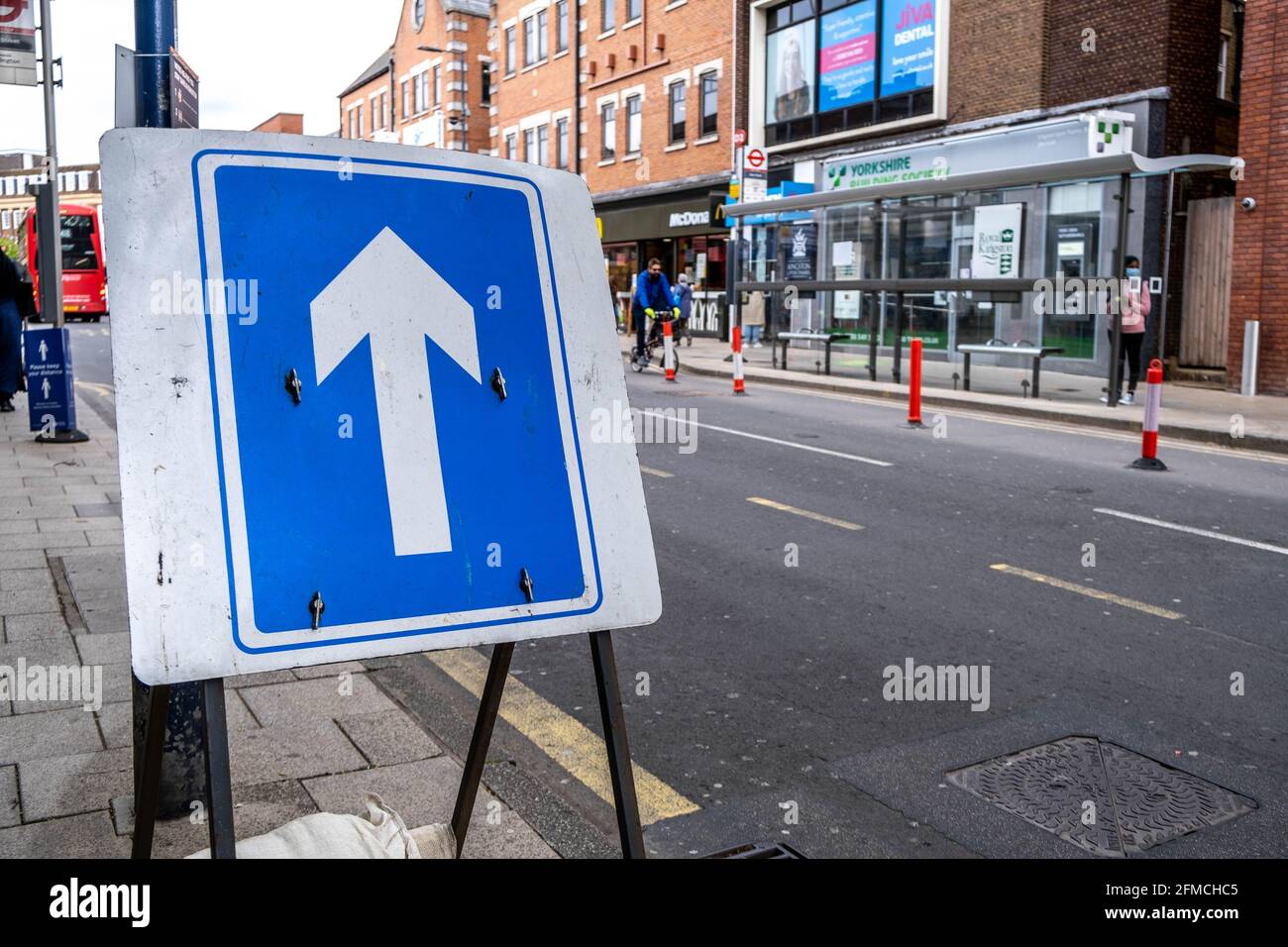 Kingston upon Thames London UK, mai 07 2021, Temporary One Way Road Sign Arrow during Road travaille sur UN London High Street Banque D'Images