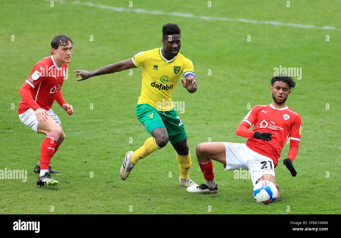 Alexander Tettey de Norwich City (au centre) et Romal Palmer et Callum Styles de Barnsley (à gauche) se battent pour le ballon lors du match de championnat Sky Bet au stade Oakwell, Barnsley. Date de la photo: Samedi 8 mai 2021. Banque D'Images