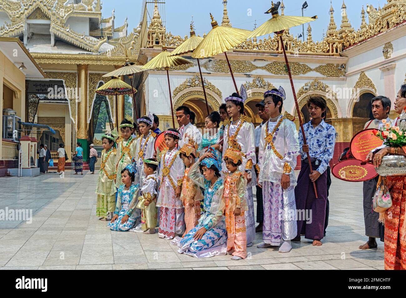 Cérémonie d'Ordination au Temple du Bouddha Mahamuni (ou l) La Pagode Mahamuni à Mandalay, Myanmar (Birmanie) Banque D'Images