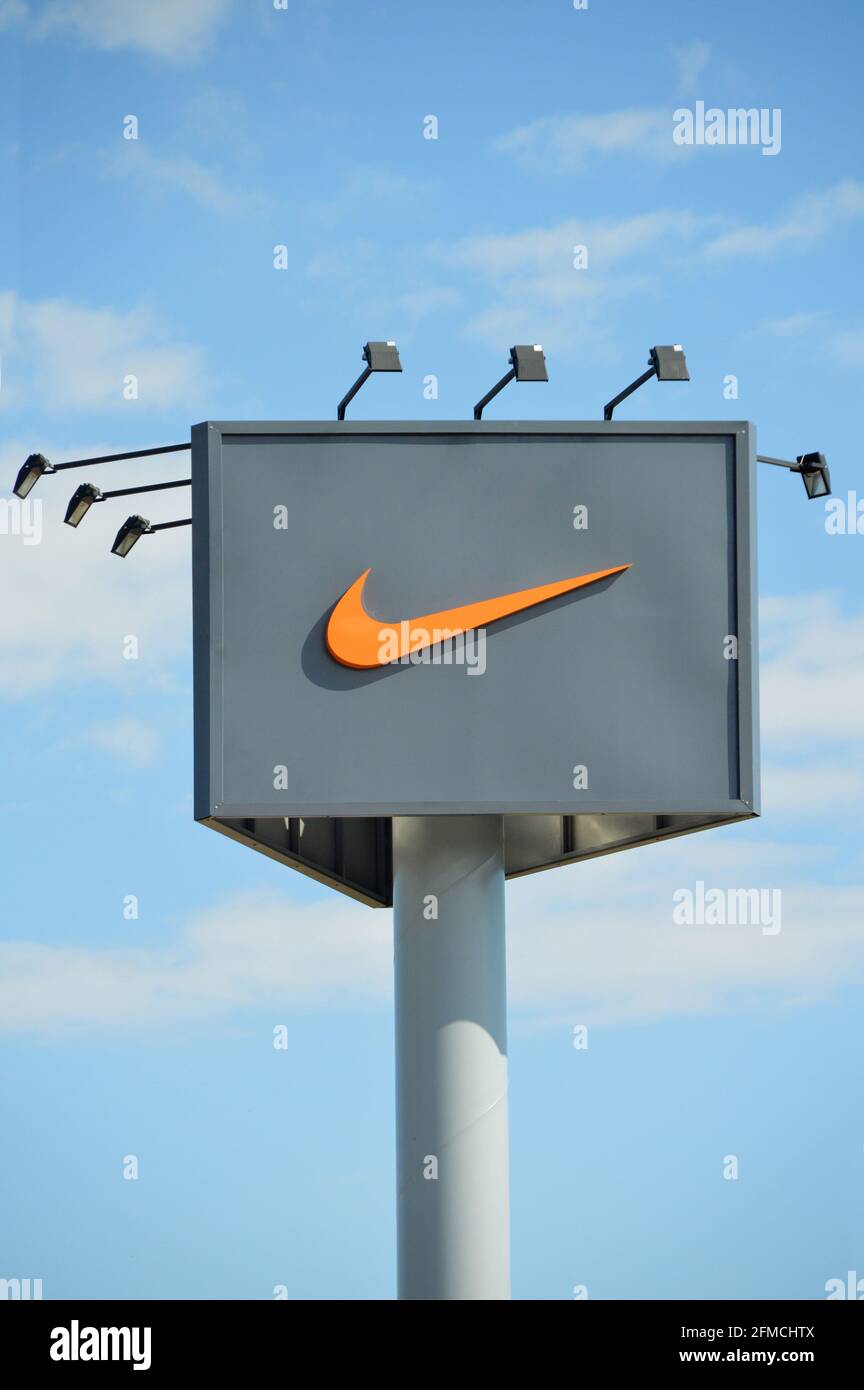 Won tipo Precipicio Symbole Nike, marque sportive forte, panneau publicitaire lumineux  extérieur sur ciel bleu, Turquie Antalya octobre 26 2014 Photo Stock - Alamy