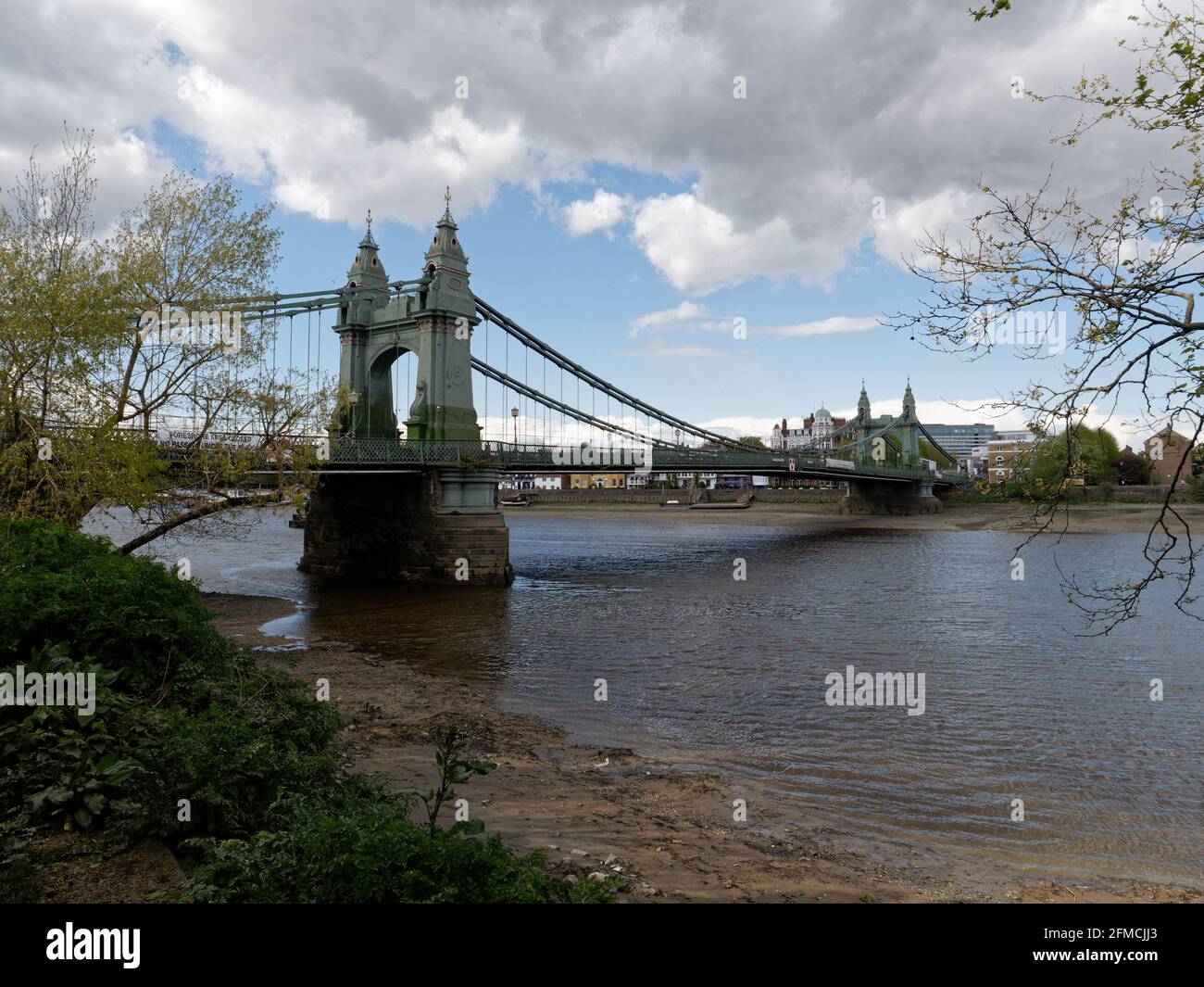 Londres, Grand Londres, Angleterre - mai 04 2021 : Hammersmith Bridge, pont suspendu au-dessus de la Tamise. Banque D'Images