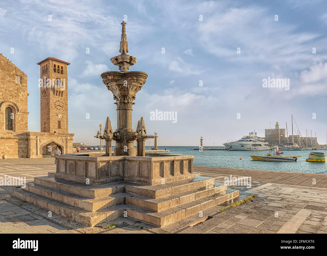 VILLE DE RHODES, GRÈCE - 05 OCTOBRE 2018 : Fontaine à l'extérieur de l'église de l'Annonciation de la Vierge Marie. Banque D'Images