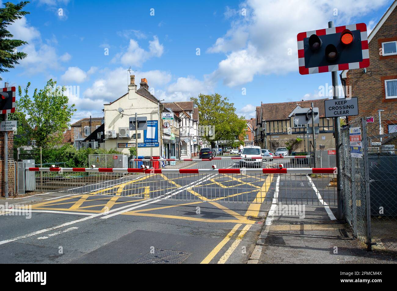 Datchet, Berkshire, Royaume-Uni. 4 mai 2021. Station de Datchet et passage à niveau. Le nombre de navetteurs et de passagers utilisant les trains du South Western Railway reste beaucoup plus faible que la normale après la pandémie de Covid-19. Beaucoup de gens restent sur le bord de la route et sont payés pour rester à la maison, cependant, il est probable que davantage de gens commenceront à utiliser les trains une fois les restrictions actuelles de Covid-19 levées. Crédit : Maureen McLean/Alay Banque D'Images