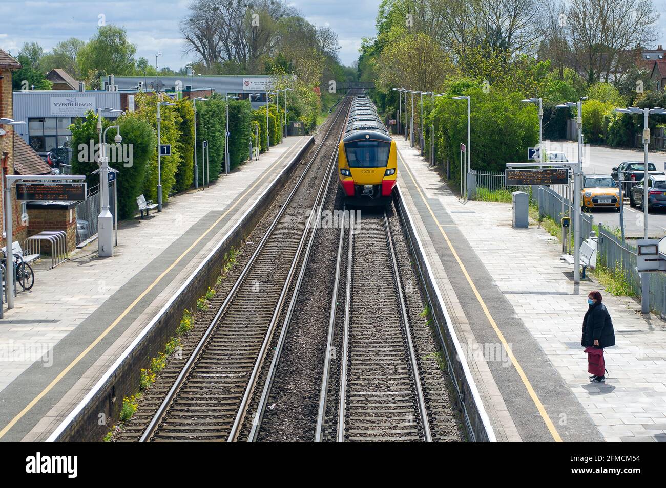 Datchet, Berkshire, Royaume-Uni. 4 mai 2021. Station de Datchet et passage à niveau. Le nombre de navetteurs et de passagers utilisant les trains du South Western Railway reste beaucoup plus faible que la normale après la pandémie de Covid-19. Beaucoup de gens restent sur le bord de la route et sont payés pour rester à la maison, cependant, il est probable que davantage de gens commenceront à utiliser les trains une fois les restrictions actuelles de Covid-19 levées. Crédit : Maureen McLean/Alay Banque D'Images