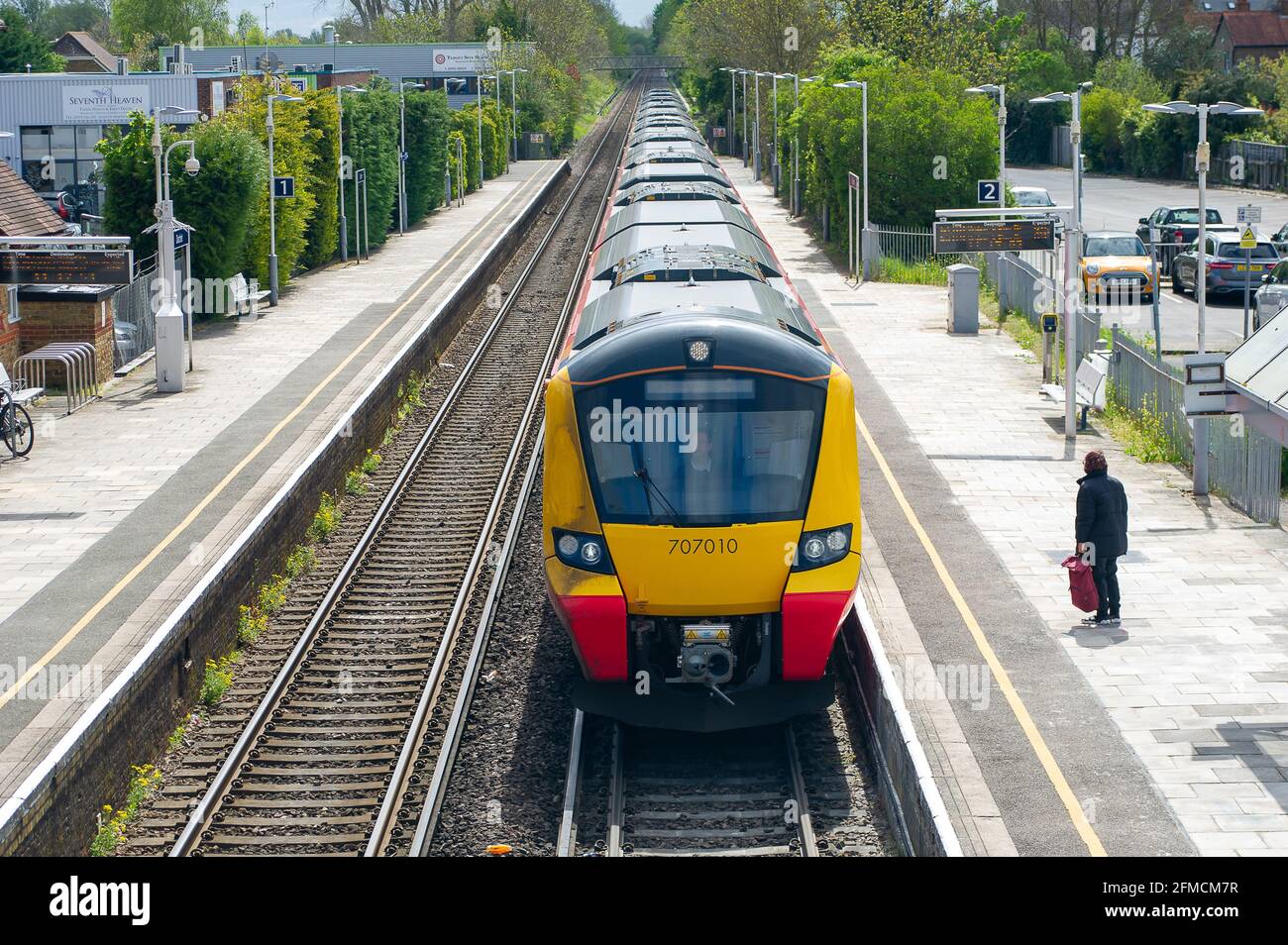Datchet, Berkshire, Royaume-Uni. 4 mai 2021. Station de Datchet et passage à niveau. Le nombre de navetteurs et de passagers utilisant les trains du South Western Railway reste beaucoup plus faible que la normale après la pandémie de Covid-19. Beaucoup de gens restent sur le bord de la route et sont payés pour rester à la maison, cependant, il est probable que davantage de gens commenceront à utiliser les trains une fois les restrictions actuelles de Covid-19 levées. Crédit : Maureen McLean/Alay Banque D'Images