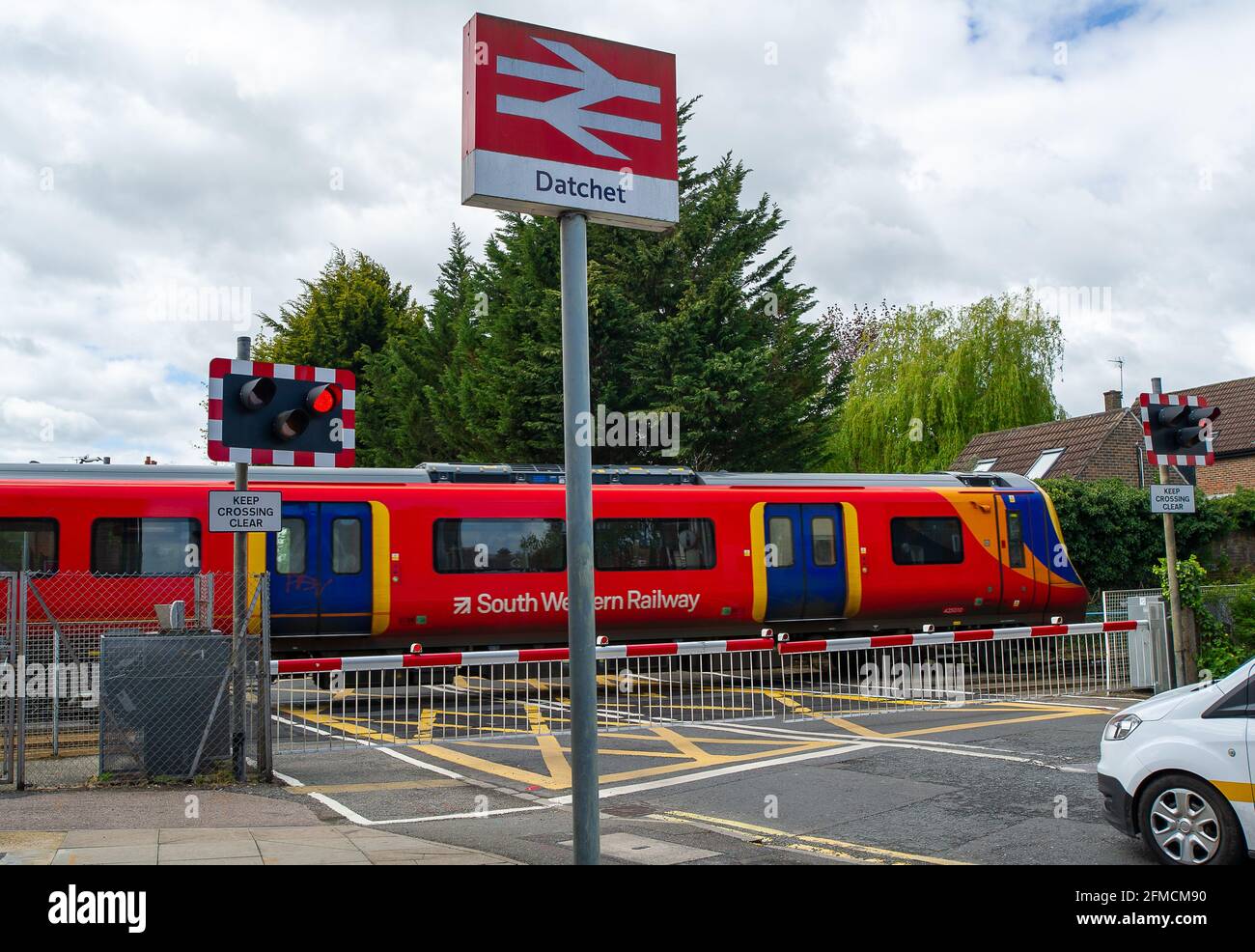 Datchet, Berkshire, Royaume-Uni. 4 mai 2021. Station de Datchet et passage à niveau. Le nombre de navetteurs et de passagers utilisant les trains du South Western Railway reste beaucoup plus faible que la normale après la pandémie de Covid-19. Beaucoup de gens restent sur le bord de la route et sont payés pour rester à la maison, cependant, il est probable que davantage de gens commenceront à utiliser les trains une fois les restrictions actuelles de Covid-19 levées. Crédit : Maureen McLean/Alay Banque D'Images