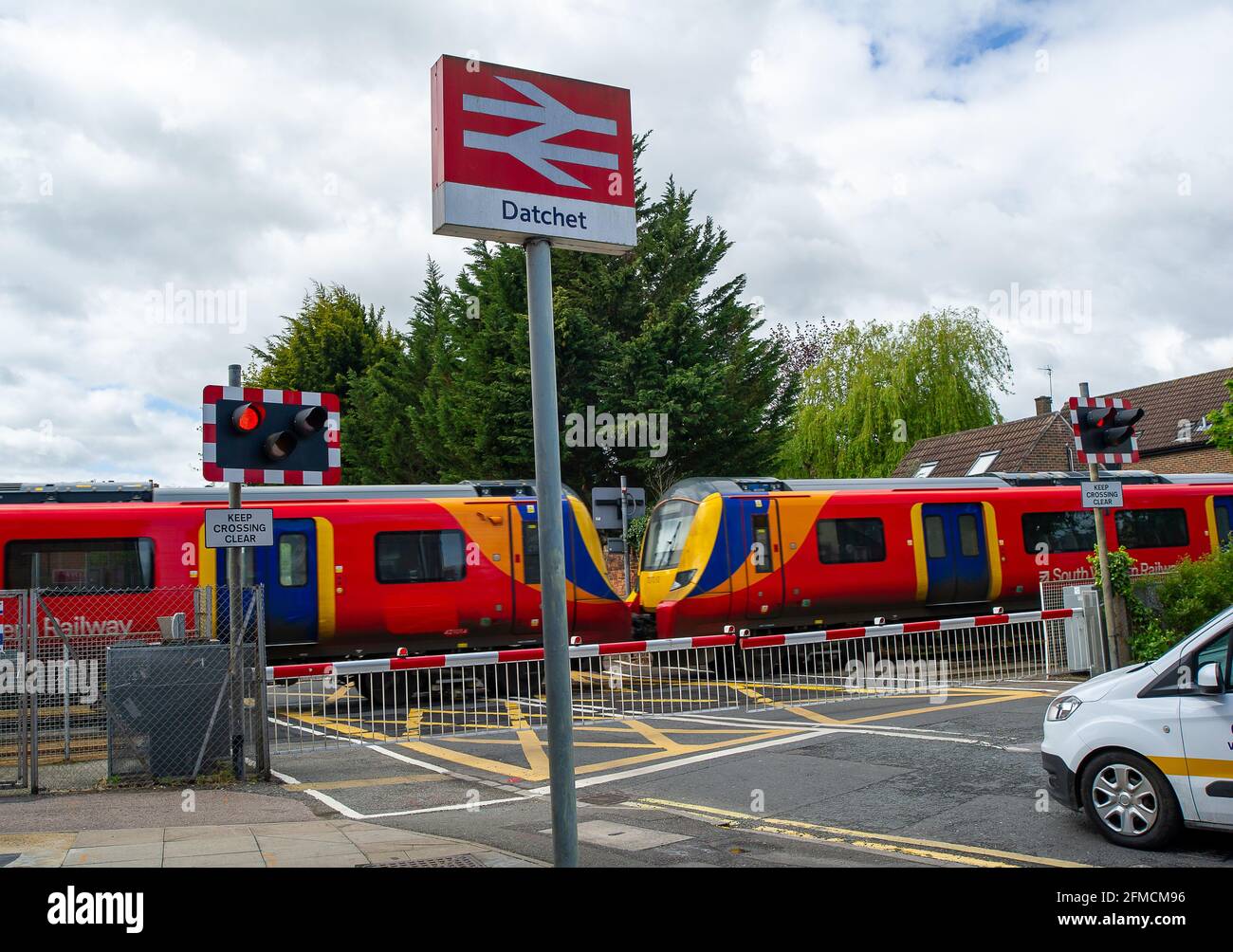 Datchet, Berkshire, Royaume-Uni. 4 mai 2021. Station de Datchet et passage à niveau. Le nombre de navetteurs et de passagers utilisant les trains du South Western Railway reste beaucoup plus faible que la normale après la pandémie de Covid-19. Beaucoup de gens restent sur le bord de la route et sont payés pour rester à la maison, cependant, il est probable que davantage de gens commenceront à utiliser les trains une fois les restrictions actuelles de Covid-19 levées. Crédit : Maureen McLean/Alay Banque D'Images