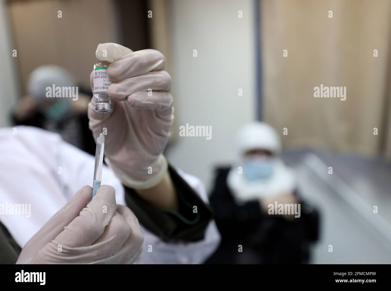 (210508) -- BEIJING, 8 mai 2021 (Xinhua) -- UN agent de santé prépare une dose du vaccin Sinopharm COVID-19 lors d'une campagne de vaccination dans la ville palestinienne de Naplouse, en Cisjordanie, le 4 avril 2021. (Photo d'Ayman Nobani/Xinhua) Banque D'Images