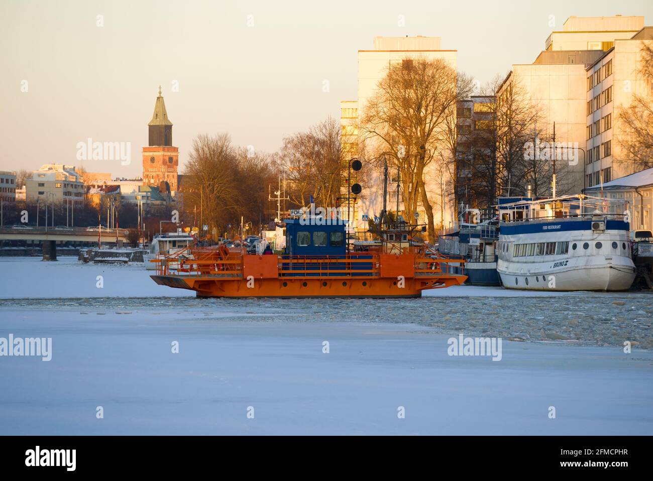 TURKU, FINLANDE - 23 FÉVRIER 2018 : ancien ferry Fiori sur la rivière aura au crépuscule de février Banque D'Images