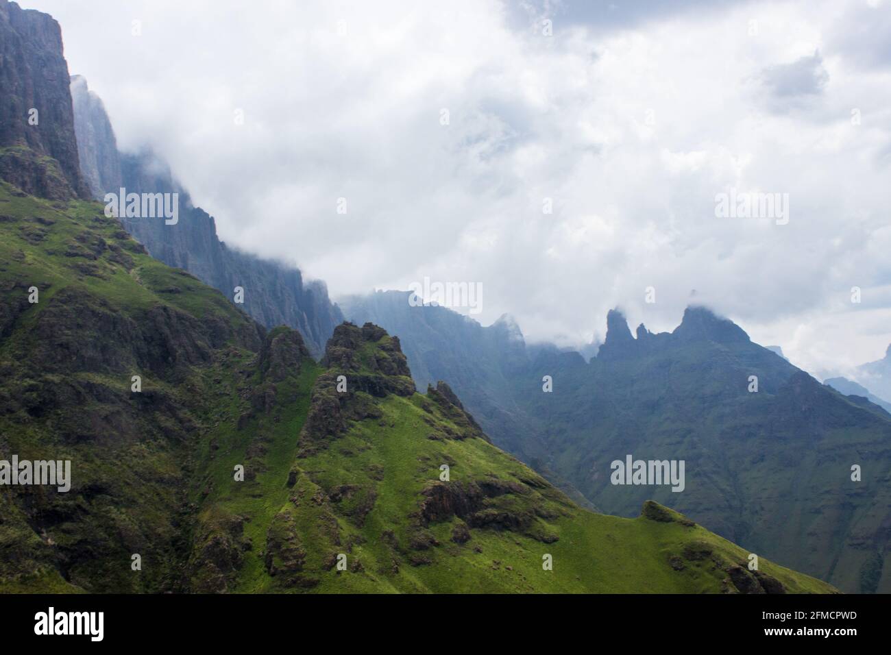 Le pic de la cale, l'une des montagnes du Drakensberg, avec les falaises en arrière-plan qui disparaissent dans les nuages qui se rassemblent Banque D'Images