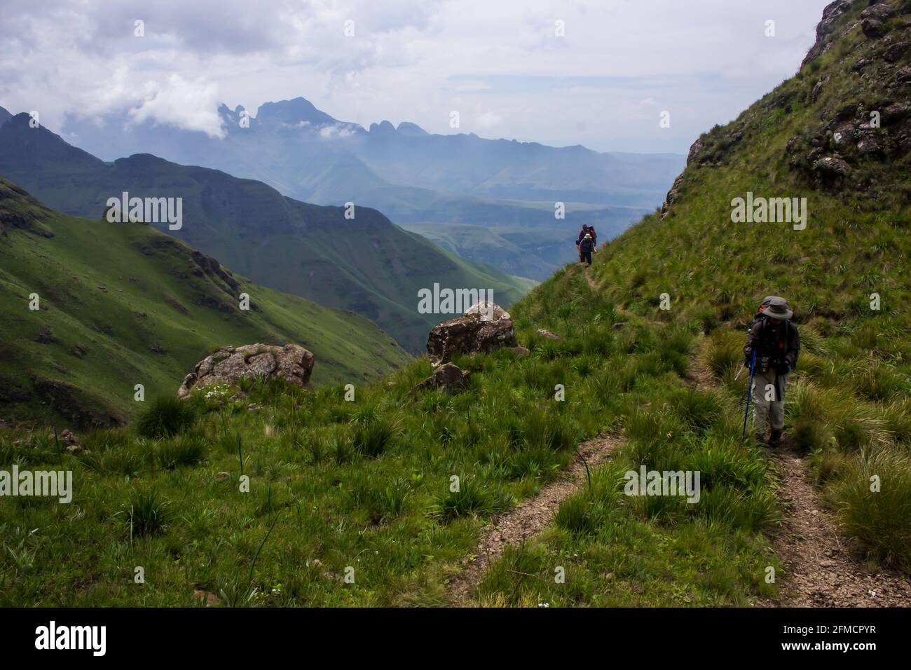 Randonneurs, marchant le long du col étroit de Camel, dans les montagnes de Drakensberg en Afrique du Sud Banque D'Images