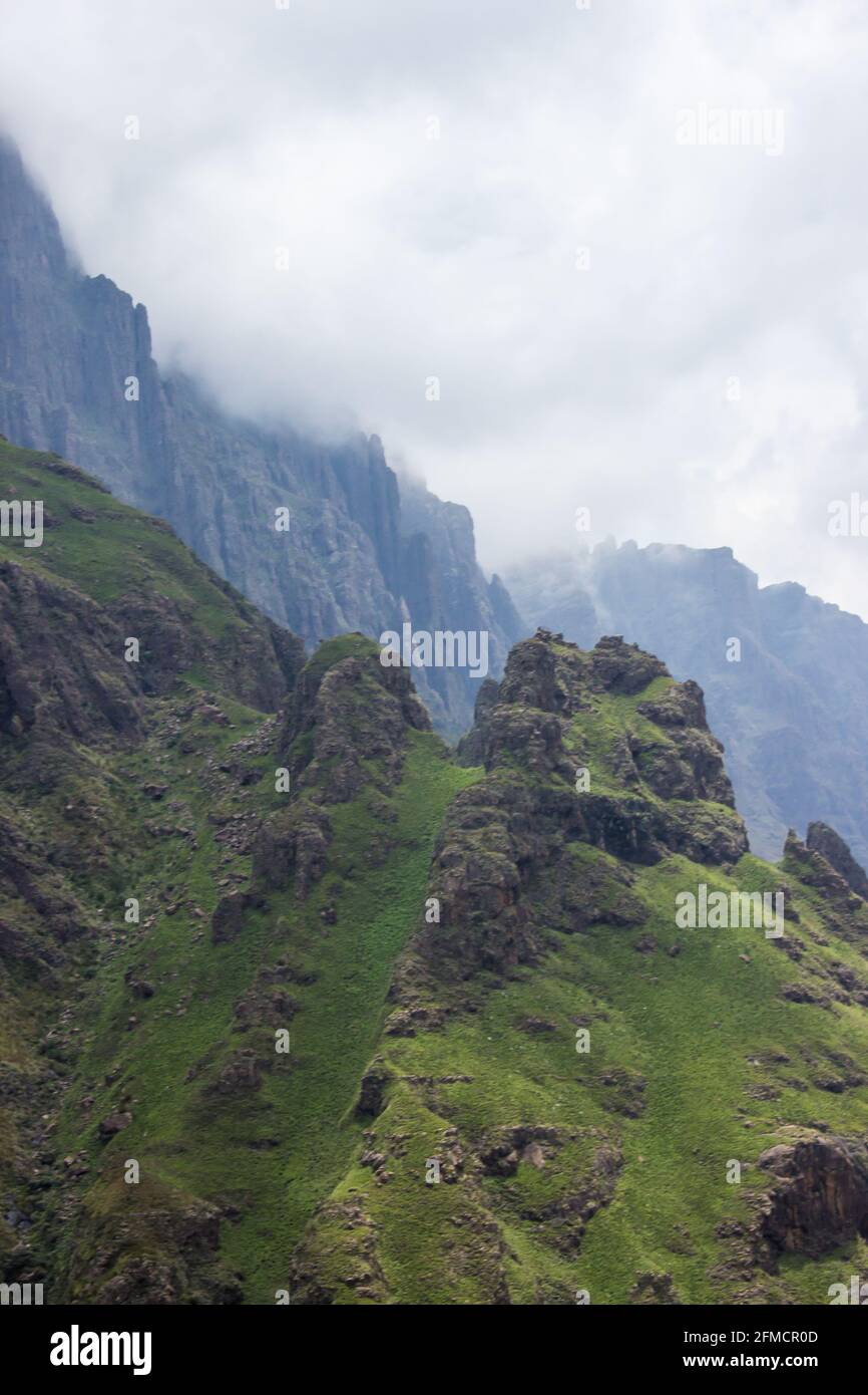 Le pic de la cale, l'une des montagnes du Drakensberg, avec les falaises en arrière-plan qui disparaissent dans les nuages qui se rassemblent Banque D'Images
