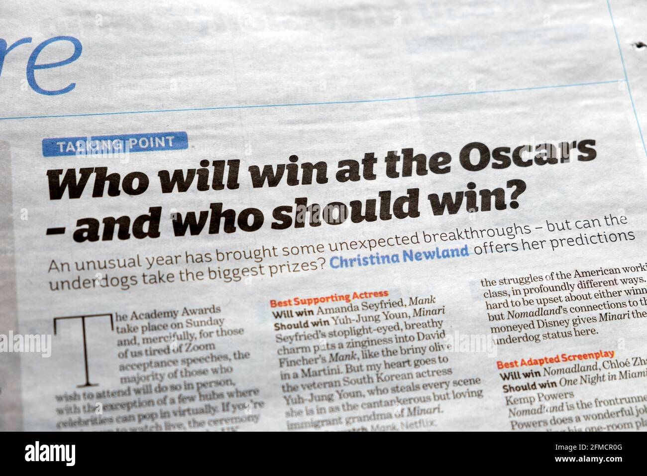 'Qui va gagner aux Oscars - et qui devrait gagner ?' Prix inewspaper i journal titre article intérieur page le 23 avril 2021 Londres Royaume-Uni Banque D'Images