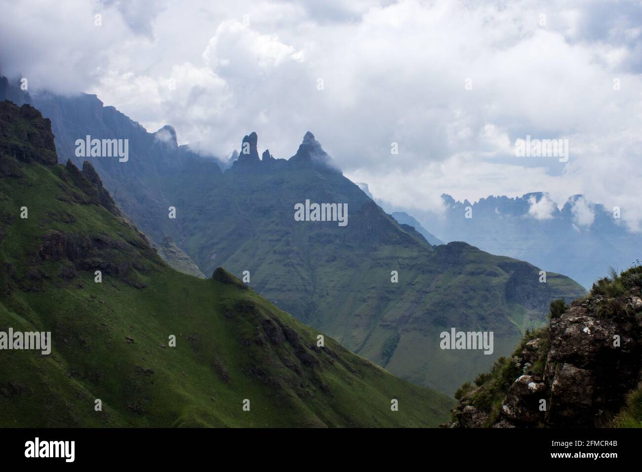 Des nuages se rassemblent entre les hauts sommets basaltiques, déchiquetés, dans une partie isolée des montagnes du Drakensberg en Afrique du Sud Banque D'Images