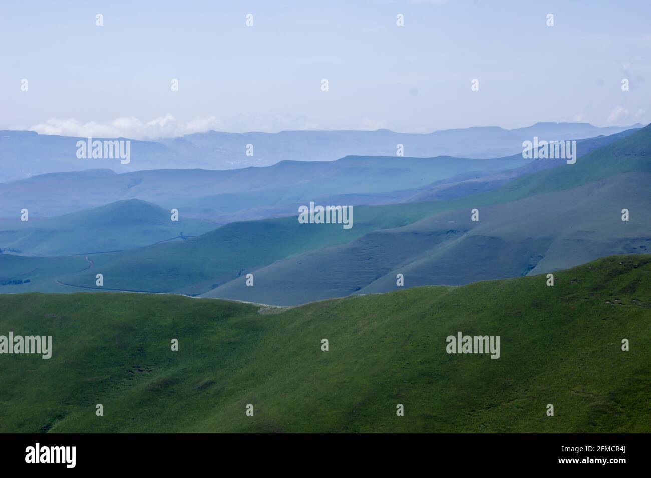 Vue sur les Ridges lointains des montagnes du Drakensberg en Afrique du Sud Banque D'Images