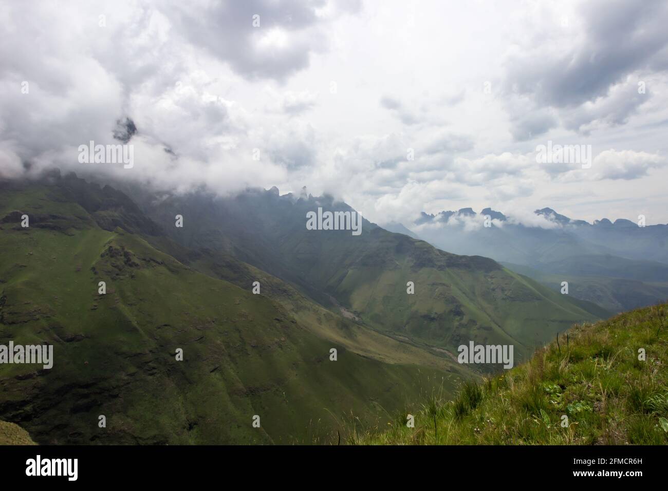 Nuages qui cachent les hauts sommets basaltiques dans une partie isolée des montagnes du Drakensberg en Afrique du Sud. Banque D'Images