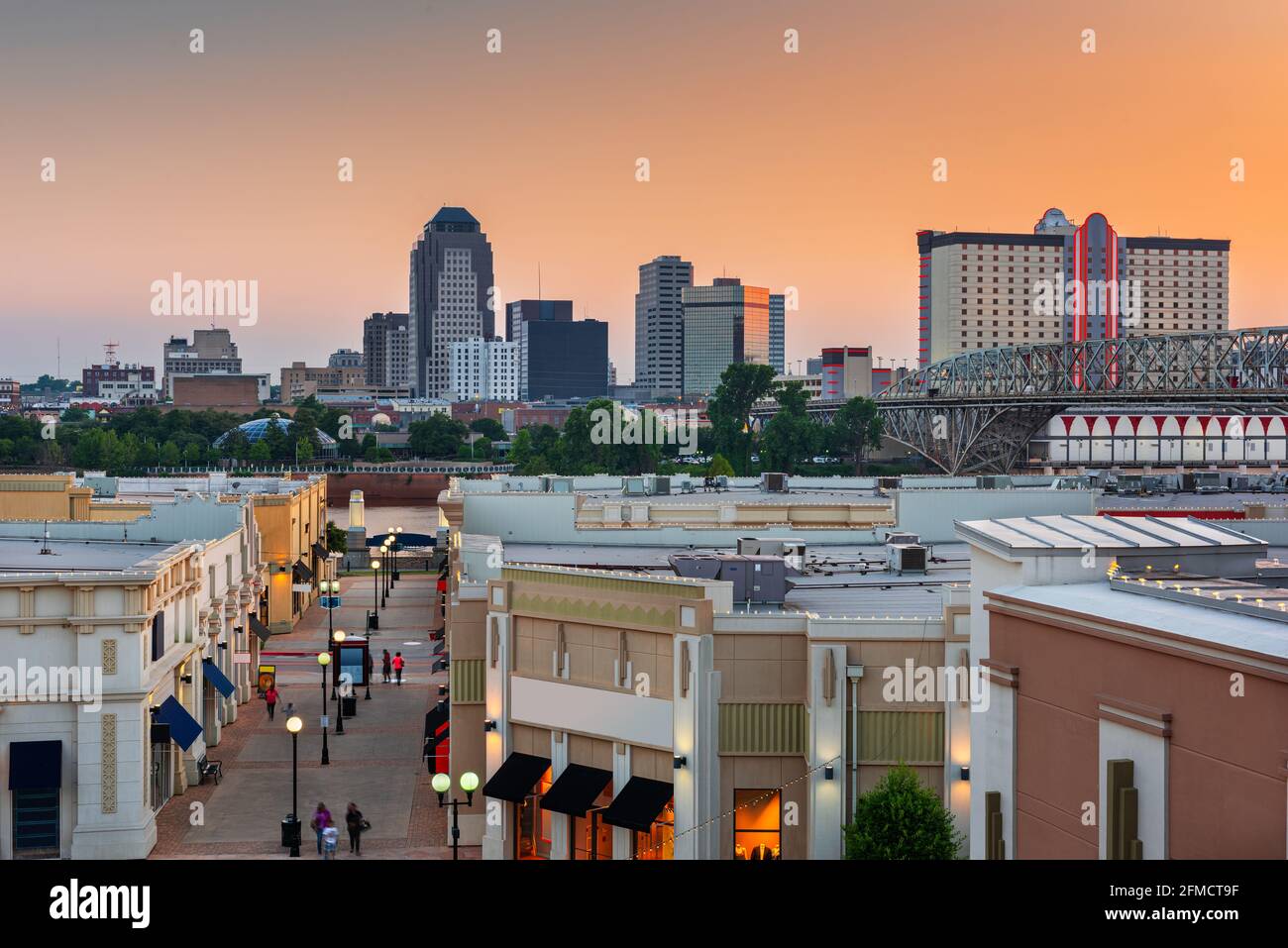 Shreveport, Louisiane, États-Unis, gratte-ciel du centre-ville et zones commerçantes au crépuscule. Banque D'Images