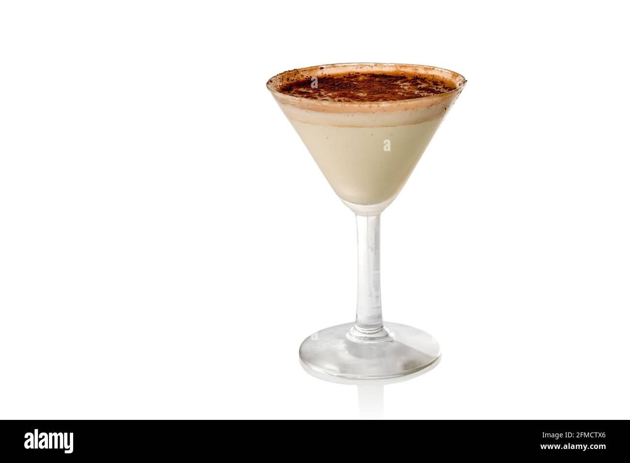 Cocktail Alexander Cognac avec crème de cacao en verre martini isolé sur blanc Banque D'Images