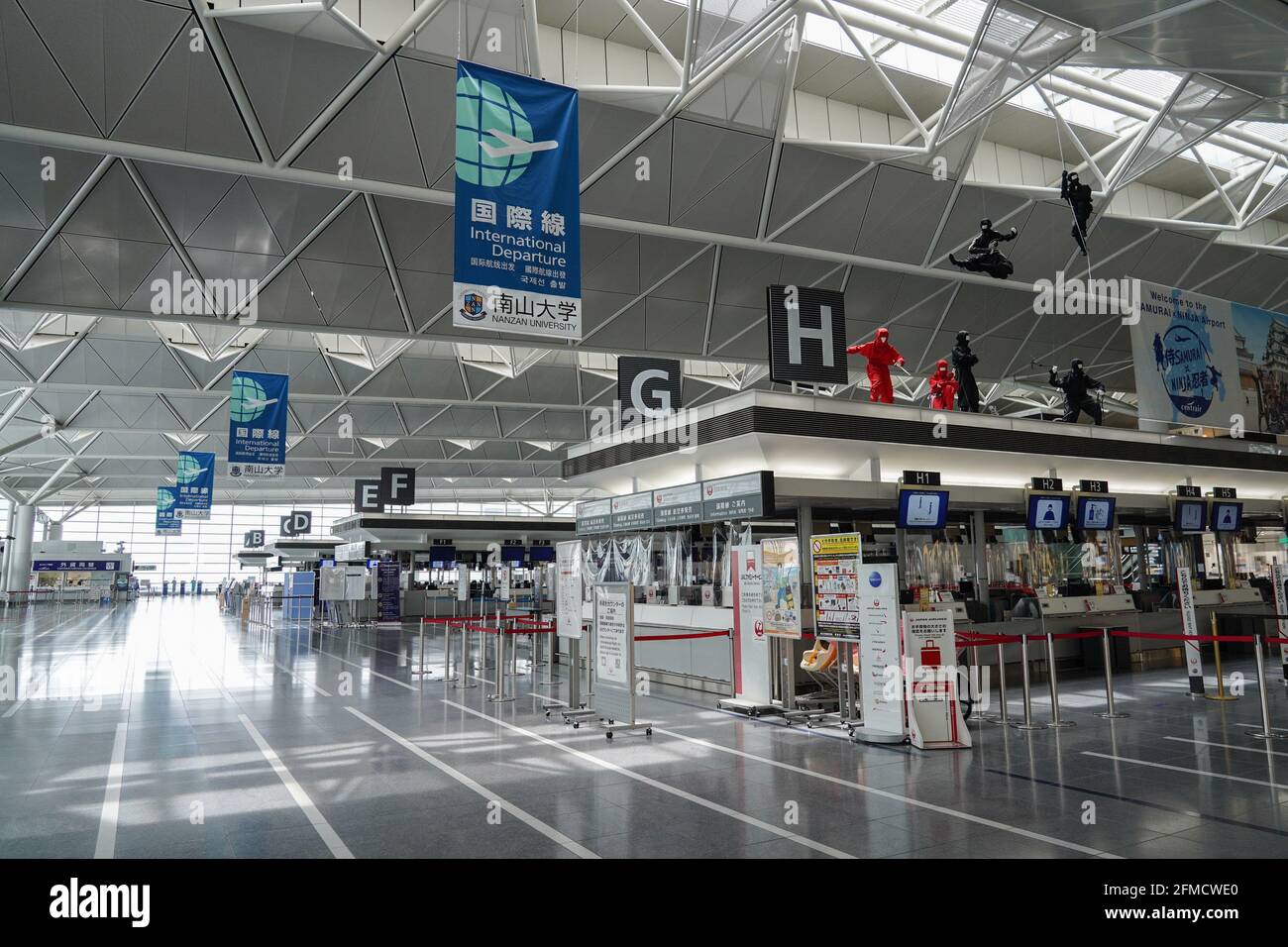 Vue sur un terminal vide de l'aéroport international de Chubu Centrair. Le Japon prolonge l'état d'urgence jusqu'à la fin du mois de mai et renforce les mesures de confinement à mesure que le nombre de cas d'infection demeure élevé en période de pandémie du coronavirus. (Photo par Jinhee Lee / SOPA Images/Sipa USA) Banque D'Images