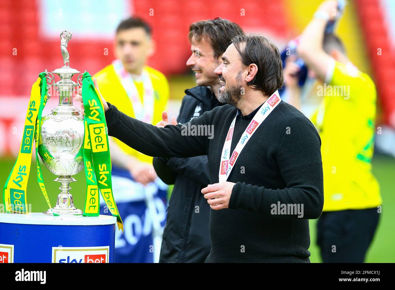 Oakwell, Barnsley, Angleterre - 8 mai 2021 Daniel Farke Directeur de Norwich City obtient son trophée de championnat après le jeu Barnsley v Norwich City, Sky Bet EFL Championship 2020/21, à Oakwell, Barnsley, Angleterre - 8 mai 2021 crédit: Arthur Haigh/WhiteRosephotos/Alay Live News Oakwell, Barnsley, Angleterre - 8 mai 2021 pendant le jeu Barnsley v Norwich City, Sky Bet EFL Championship 2020/21, à Oakwell, Barnsley, Angleterre - 8 mai 2021 crédit: Arthur Haigh/WhiteRosePhotos/Alay Live News Banque D'Images