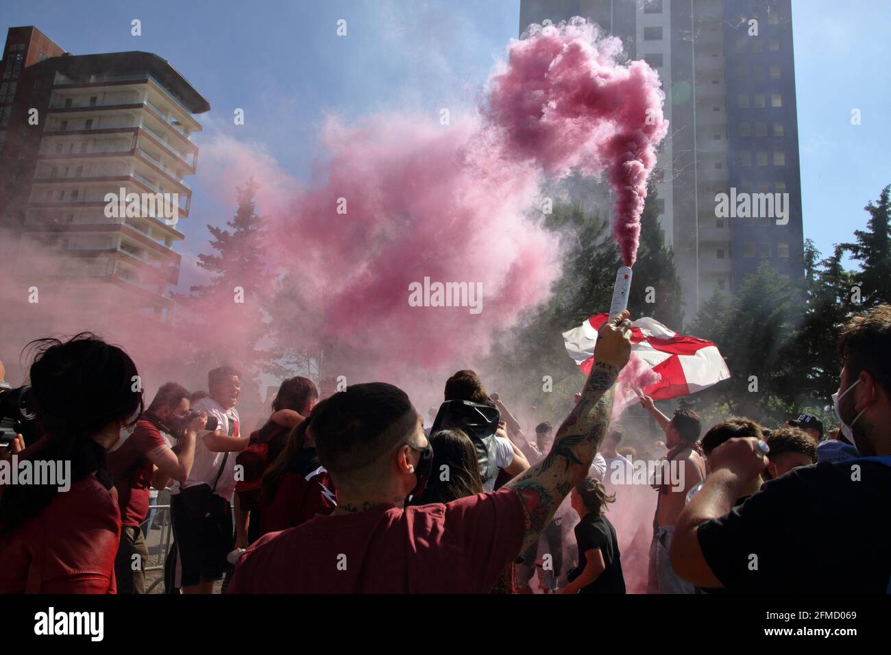 Le Salernitana après le match à la maison contre l'équipe d'Empoli, déjà promu en Serie A, est un pas loin de couronner le rêve de revenir après vingt-trois ans dans la série supérieure de football italien, Serie A. encore 90 minutes , seulement un tirage , Dans le dernier match du championnat de la série B, contre Pescara pour permettre à l'équipe de gagner mathématiquement la promotion dans la catégorie supérieure. Un grand groupe de fans, a attendu à l'extérieur du stade , l'entraîneur de l'équipe pour célébrer et les encourager à se battre jusqu'à la fin de cette étape sportive convoitée. Résultat final Salernitana vs Empoli 2 - 0. Dû à Banque D'Images