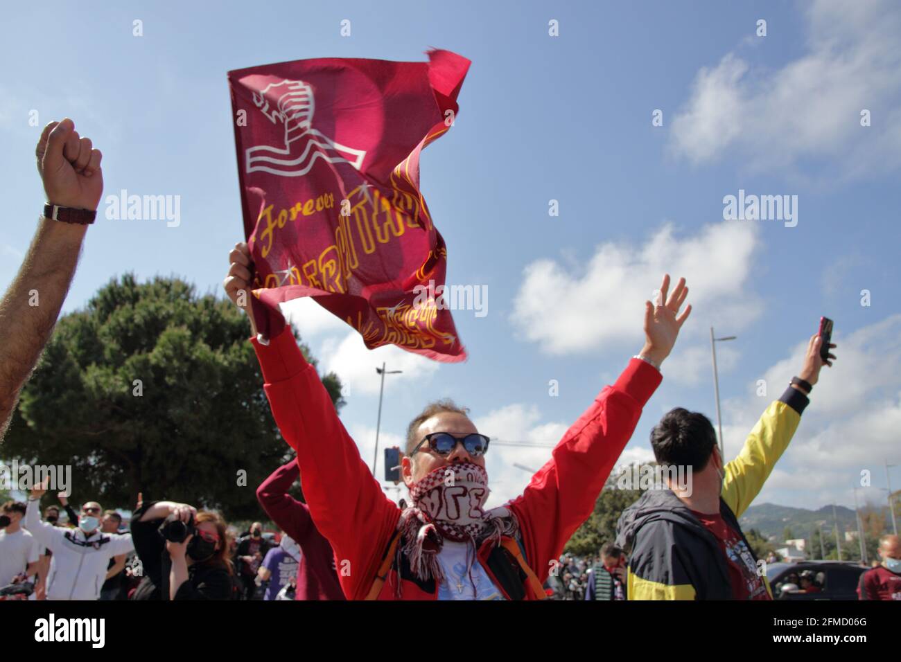 Le Salernitana après le match à la maison contre l'équipe d'Empoli, déjà promu en Serie A, est un pas loin de couronner le rêve de revenir après vingt-trois ans dans la série supérieure de football italien, Serie A. encore 90 minutes , seulement un tirage , Dans le dernier match du championnat de la série B, contre Pescara pour permettre à l'équipe de gagner mathématiquement la promotion dans la catégorie supérieure. Un grand groupe de fans, a attendu à l'extérieur du stade , l'entraîneur de l'équipe pour célébrer et les encourager à se battre jusqu'à la fin de cette étape sportive convoitée. Résultat final Salernitana vs Empoli 2 - 0. Dû à Banque D'Images