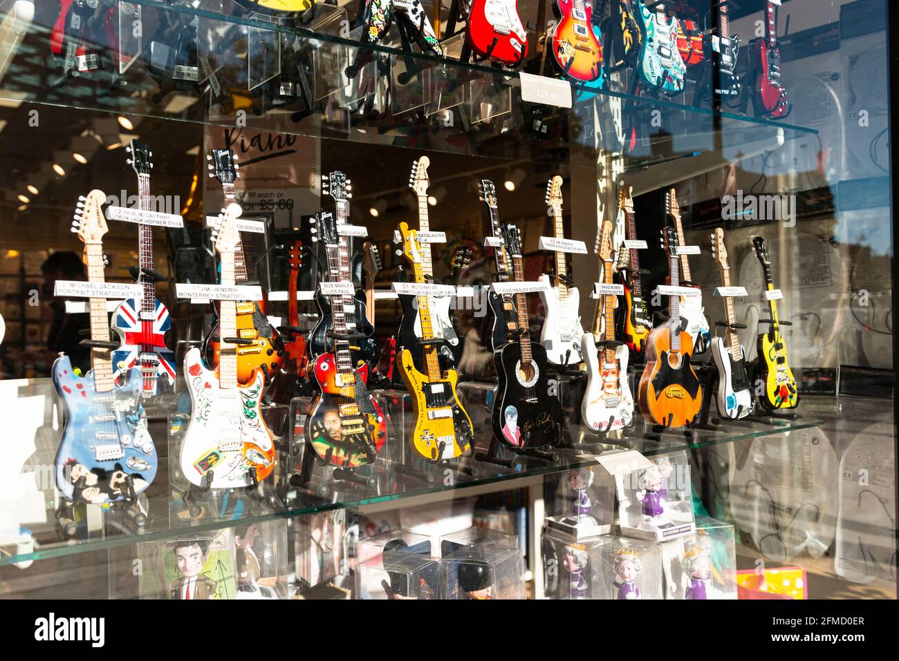 Une boutique de musique londonienne avec une vitrine colorée de guitares.  Non loin de Tower Bridge sur le côté nord de la Tamise Photo Stock - Alamy