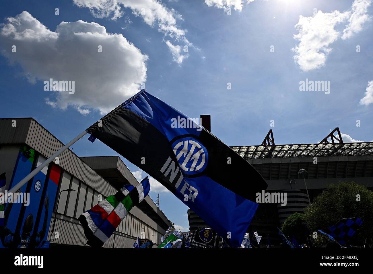 Milan, Italie. 08 mai 2021. Les inter fans célèbrent la victoire du championnat italien en attendant le bus de l'équipe avant la série UN match de football entre le FC Internazionale et Sampdoria UC au stade San Siro de Milan (Italie), le 8 mai 2021. Photo Mattia Ozbot/Insidefoto Credit: Insidefoto srl/Alay Live News Banque D'Images