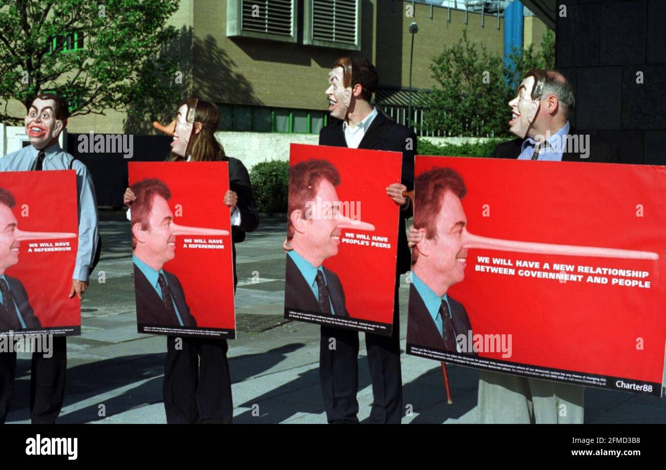 Les membres du chapitre 88 portant des masques Tony Blair démontrent À l'extérieur de la tour Millbank avant la conférence de presse du matin de LAbours Banque D'Images