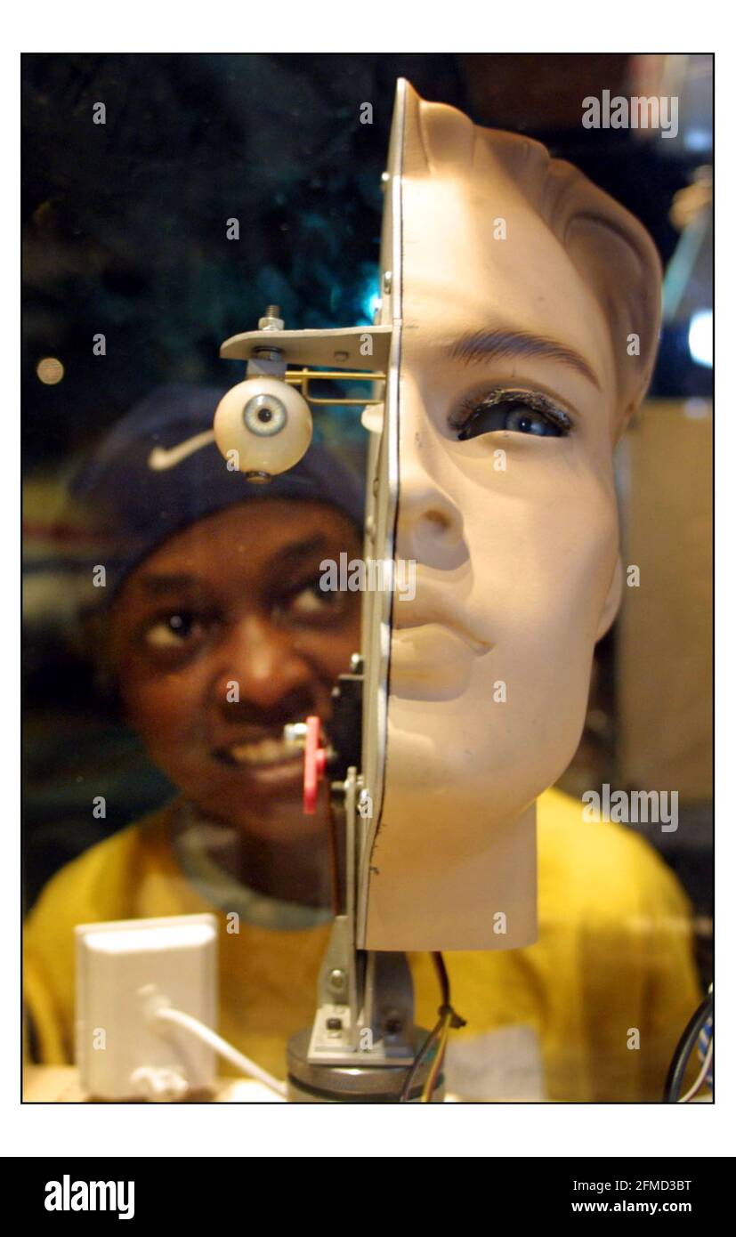 EXPOSITION JAMES BOND....au Musée des Sciences du 16 au 22 octobre 2002. Nestor Sayo de Clapton visitez l'exposition. photo David Sandison 15/10/2002 Banque D'Images