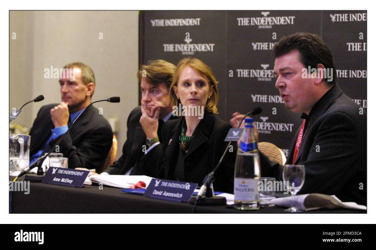 Cette guerre: Pour quoi est-elle bonne? La réunion indépendante de la frange présentée par Simon Kelner, présidé par Anne McElvoy, avec les conférenciers RT. Peter Mandelson, député, Alan Simpson et David Aaronovitch. pic David Sandison 1/10/2001 Banque D'Images