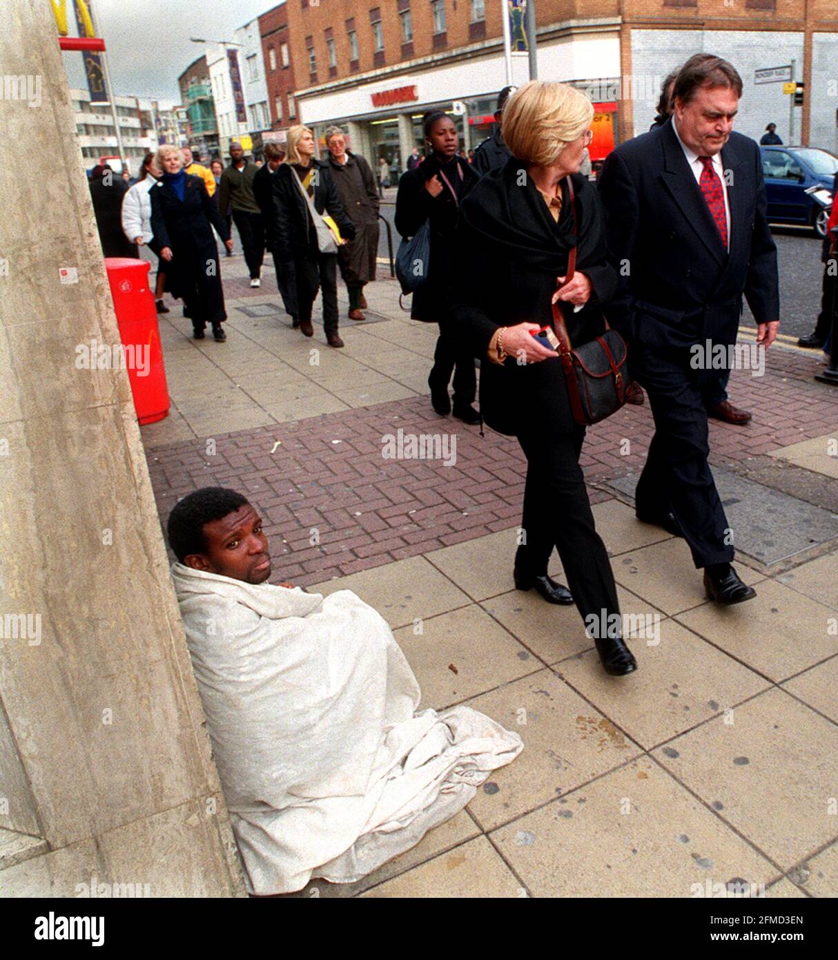 JOHN PRESCOTT ET GORDON BROWN ÉTAIENT EN VISITE À PECKHAM CE MATIN, PIC MONTRE PRESCOTT MARCHANT JUSQU'À LA GARE APRÈS LA VISITE Banque D'Images