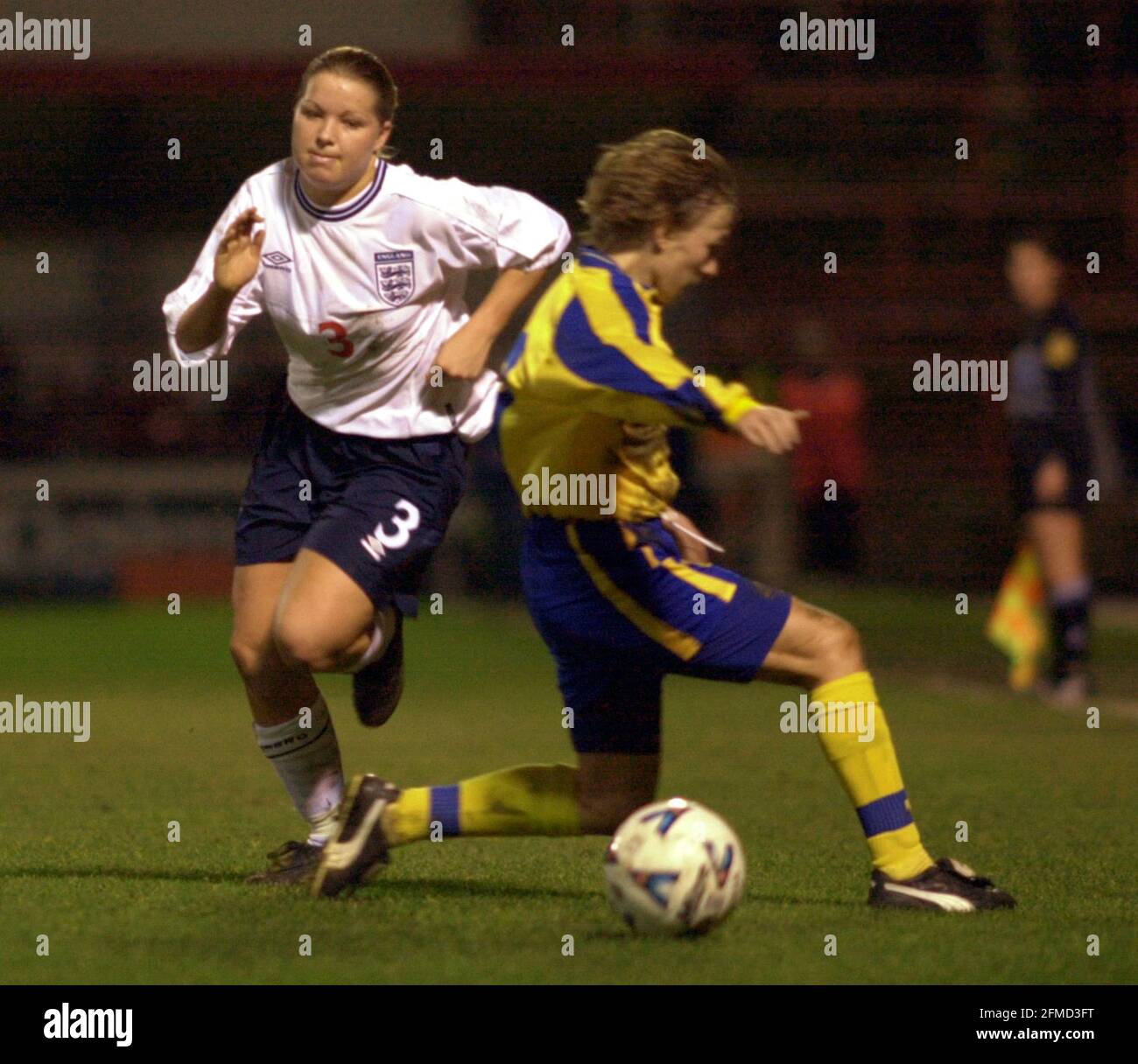 ANGLETERRE V UKRAINE À LAYTON ORIENT 28/11/2000. RACHEL UNITT FAIT LE TOUR DE MYSCHCHENKO NADIYA PHOTO DAVID ASHDOWN Banque D'Images