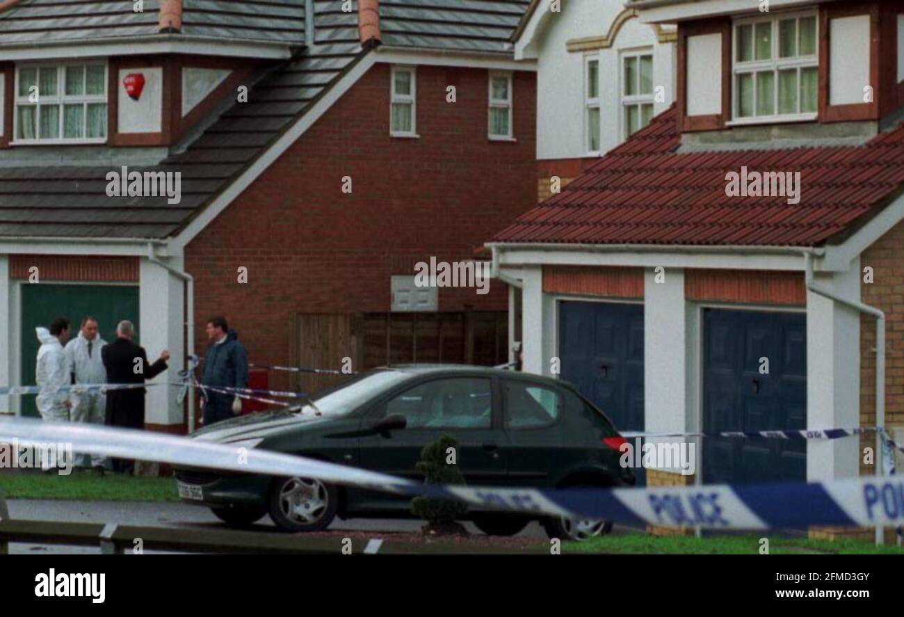 La maison (à droite) à la périphérie de Camberley où quatre Des personnes, dont deux enfants de la famille Smith, ont été trouvées abattu dans une maison sur le domaine dans le sud L'Angleterre plus tôt aujourd'hui Banque D'Images