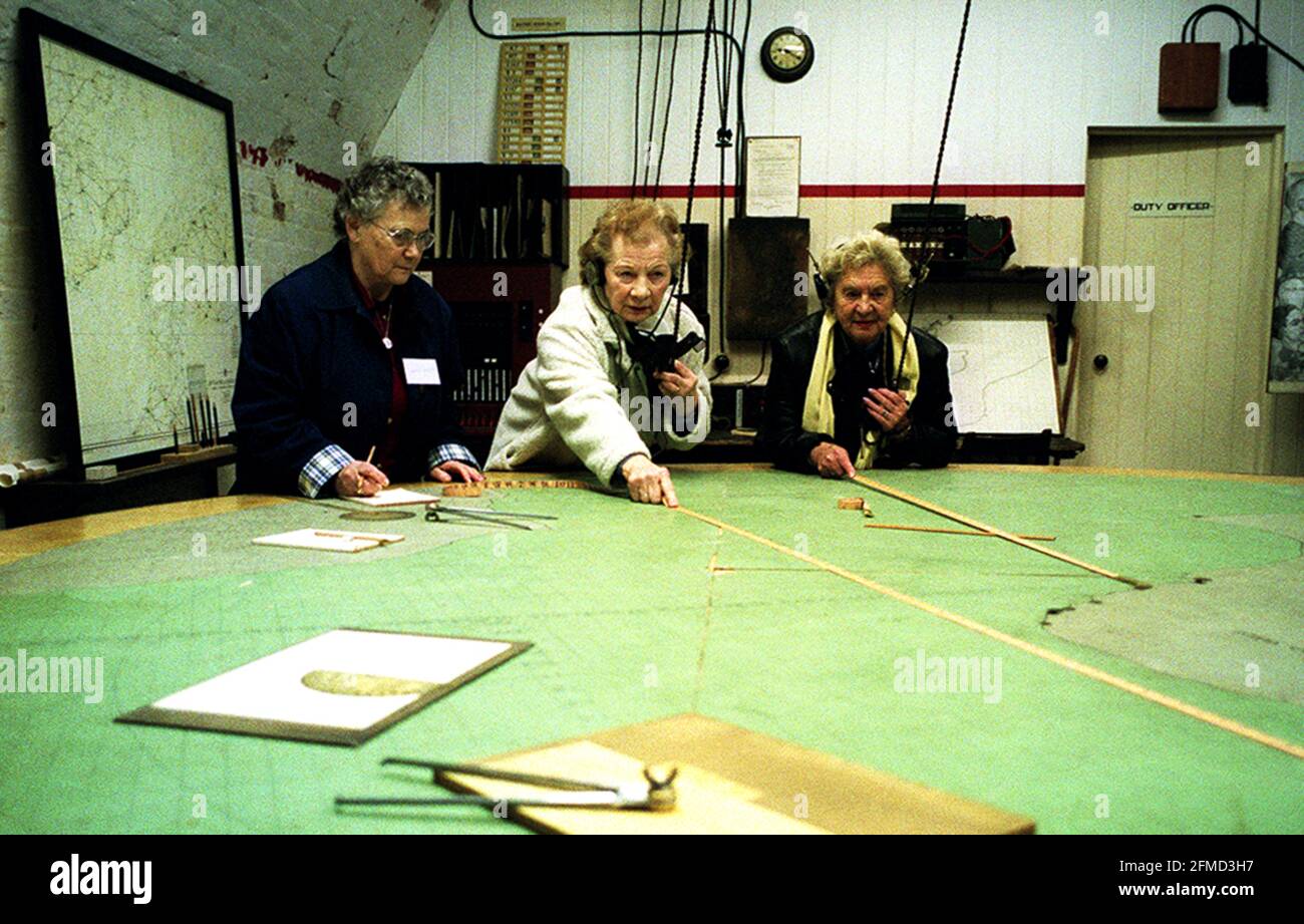 UNE SALLE SECRÈTE D'OPÉRATIONS D'ARTILLERIE CÔTIÈRE UTILISÉE PENDANT LA SECONDE GUERRE MONDIALE A ÉTÉ RECRÉÉE PAR ENGLISH HERITAGE. IL EST SITUÉ DANS LES TUNNELS ABRITANT LE QUARTIER GÉNÉRAL MILITAIRE COMBINÉ QUI SONT DÉJÀ OUVERTS AU PUBLIC, DANS LES FALAISES DE DOUVRES ET DANS LE DOMAINE DU CHÂTEAU DE DOUVRES. LA TABLE D'ORIGINE FAIT PARTIE DE L'AFFICHAGE. TROIS DES FEMMES ATS QUI ONT TRAVAILLÉ DANS LA SALLE PENDANT LA GUERRE ÉTAIENT SUR PLACE POUR L'OUVERTURE D'AUJOURD'HUI SONT L-R: WIN WAKEFIELD MAY OWEN ET PAM PETTIT. Banque D'Images