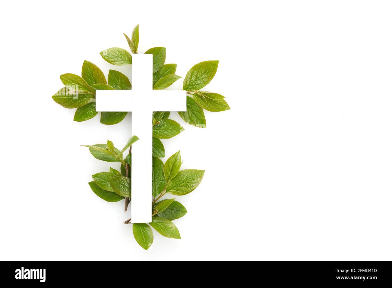 La croix chrétienne de feuilles vertes. Baptême, Pâques, arrière-plan
