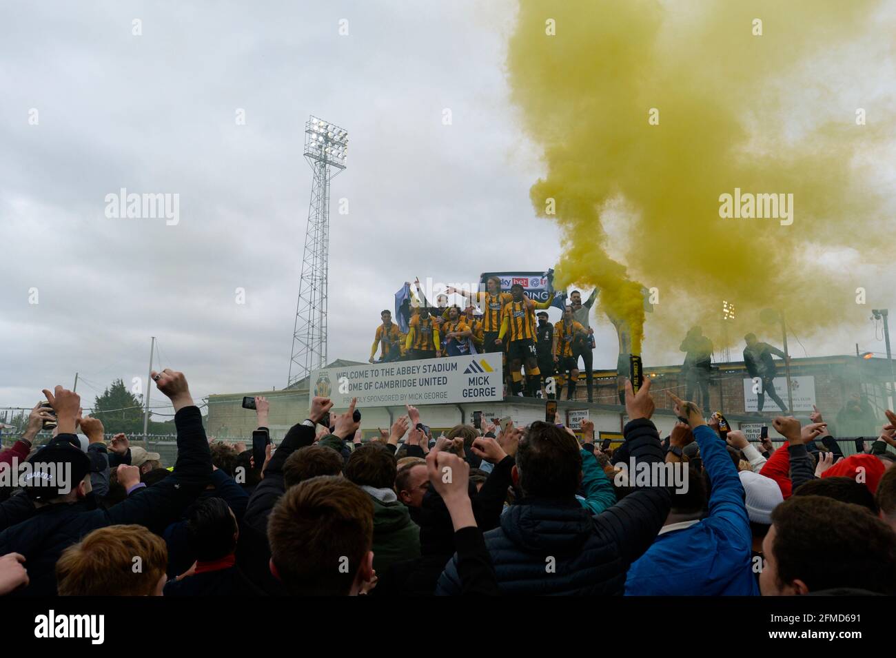 Les joueurs de Cambridge United fêtent avec des fans devant le R costaings Abbey Stadium, à Cambridge, le samedi 8 mai 2021. (Credit: Ben Pooley | MI News) Credit: MI News & Sport /Alay Live News Banque D'Images