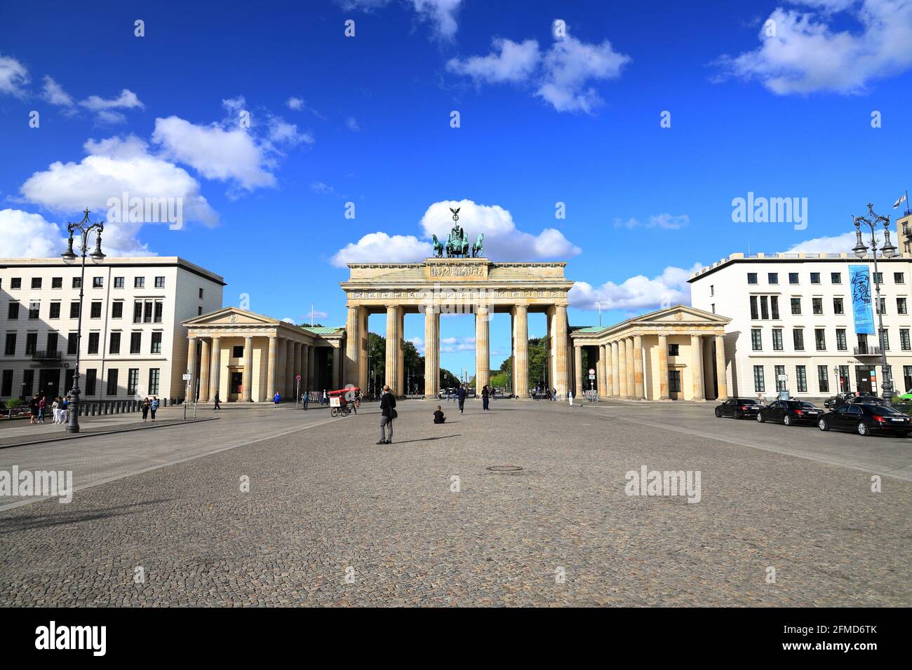 Berlin, Allemagne - 17 septembre 2020 : visite de la porte de Brandebourg à Berlin par une journée ensoleillée en septembre. Banque D'Images