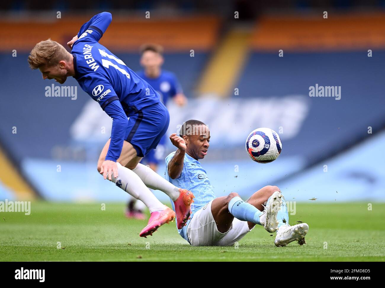 Raheem Sterling de Manchester City (à droite) et Timo Werner de Chelsea se battent pour le ballon lors du match de la première Ligue au Etihad Stadium de Manchester. Date de la photo: Samedi 8 mai 2021. Banque D'Images