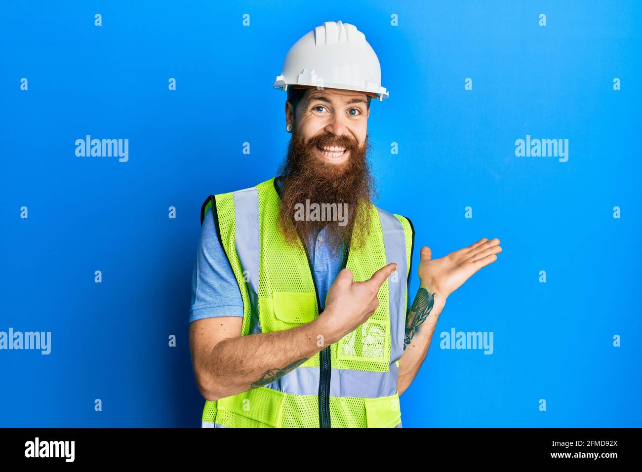 REDHEAD homme avec une longue barbe portant un casque de sécurité et ...