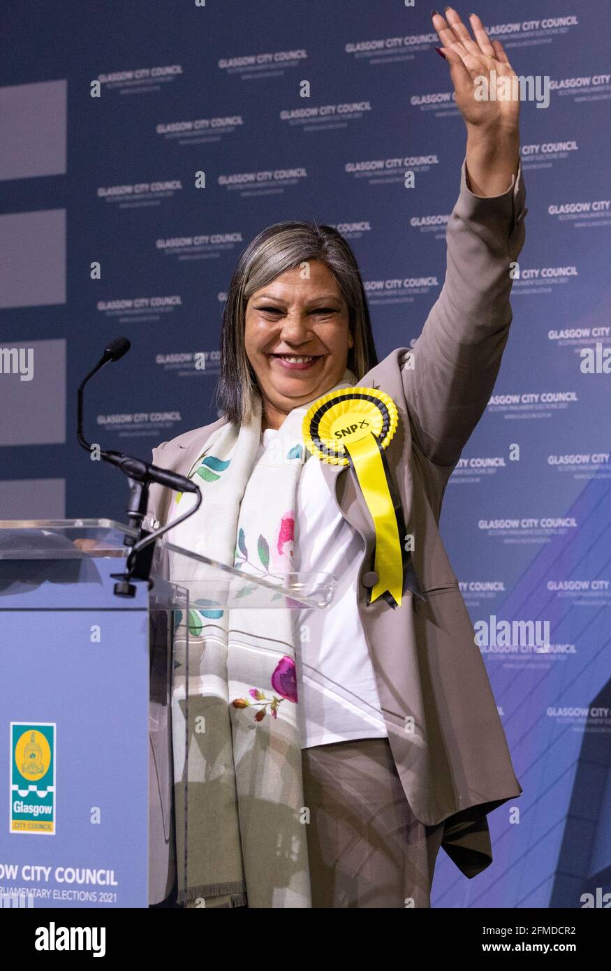 Kaukab Stewart du Parti national écossais (SNP) sur scène après avoir remporté le siège de Glasgow Kelvin aux élections parlementaires écossaises à l'Emirates Arena, Glasgow. Date de la photo: Samedi 8 mai 2021. Banque D'Images