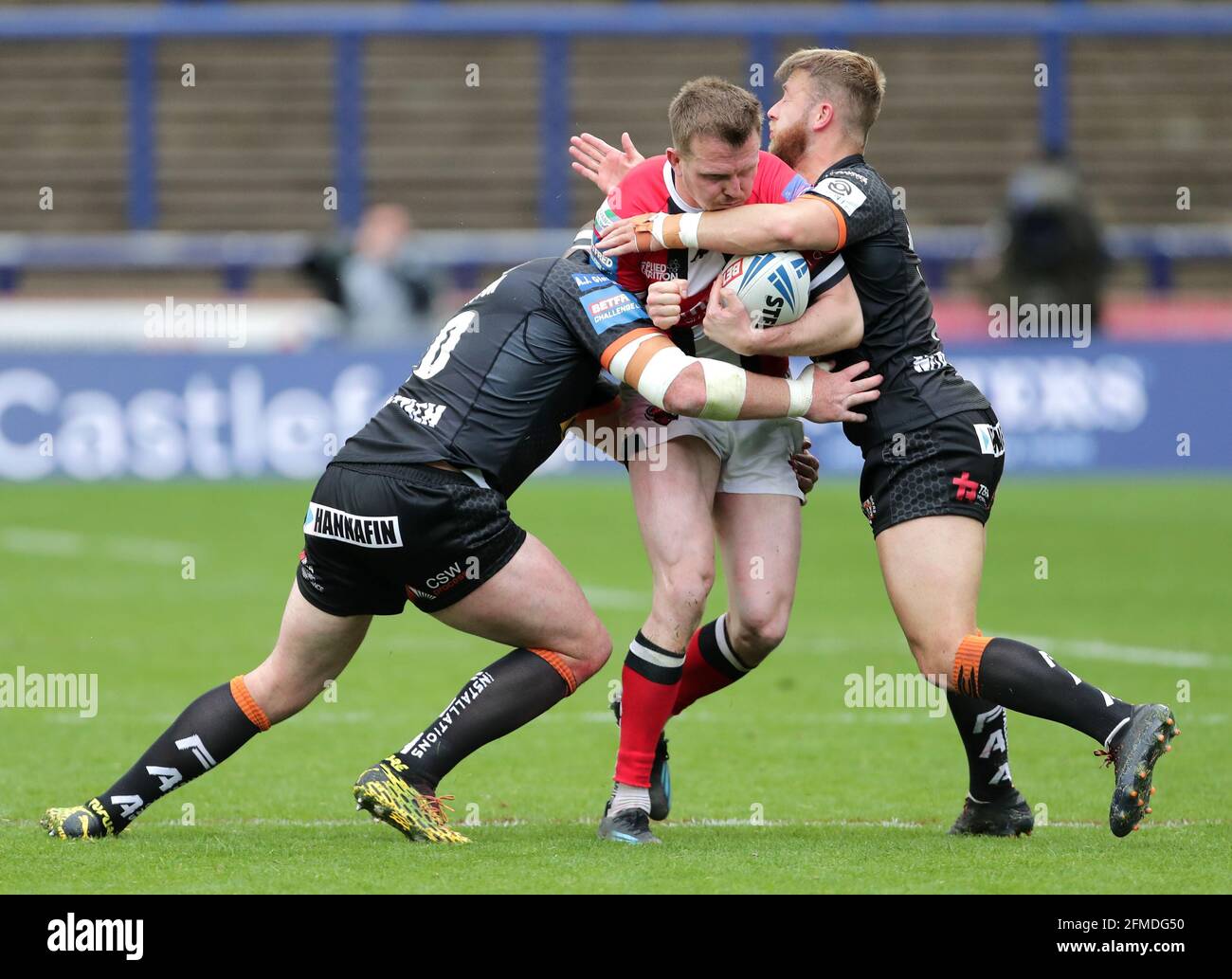 DaN Sarginson (au centre) de Salford Red Devils, affronté par Grant Millington (à gauche) et Danny Richardson (à droite) de Castleford Tigers lors du match final de la coupe du défi Betfred au stade Emerald Headingley, à Leeds. Date de la photo: Samedi 8 mai 2021. Banque D'Images