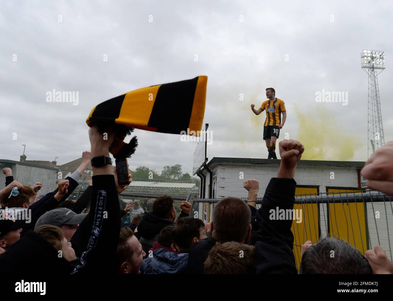 Cambridge United fans devant le R costaings Abbey Stadium, Cambridge, le samedi 8 mai 2021. (Credit: Ben Pooley | MI News) Credit: MI News & Sport /Alay Live News Banque D'Images