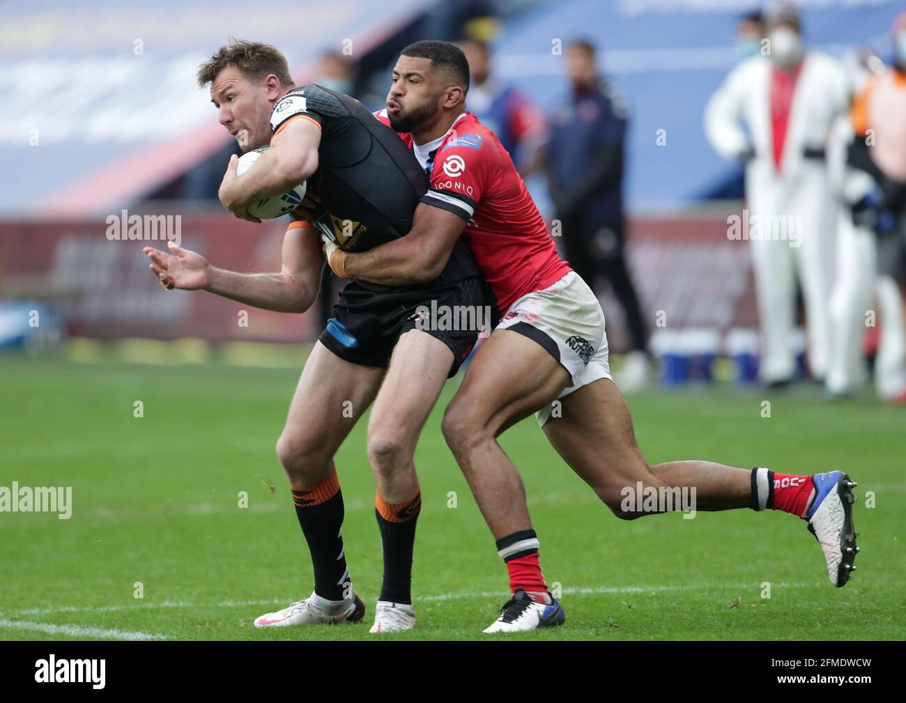 Michael Shenton de Castleford Tigers a été attaqué par Kallum Watkins de Salford Red Devils lors du quart de finale de la coupe du défi de Betfred au stade Emerald Headingley, à Leeds. Date de la photo: Samedi 8 mai 2021. Banque D'Images